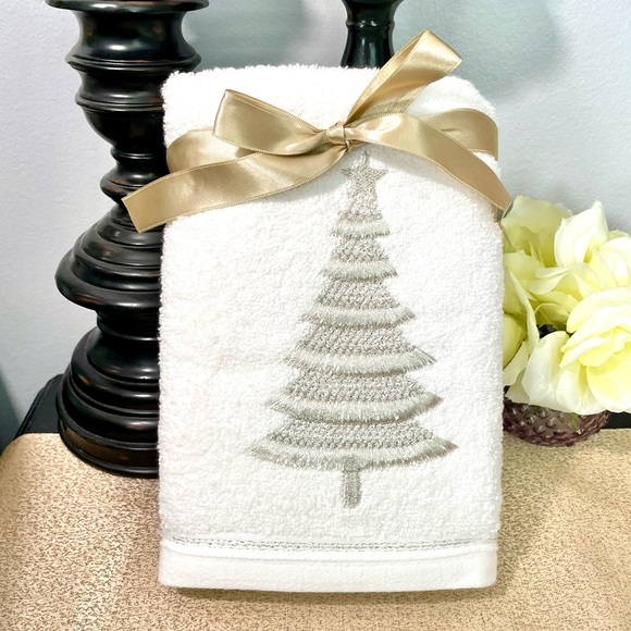 NWT Set of 2 Shimmering Christmas Tree 🎄 Hand Towels - Picture 3 of 9